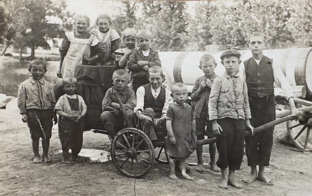 ca. 1912 Kinder in Blumberg bei der Leerung der Jauchegrube