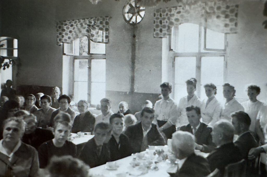 Der Saal zur Einweihungsfeier für das neue Schieferdach der Kirche 1964.