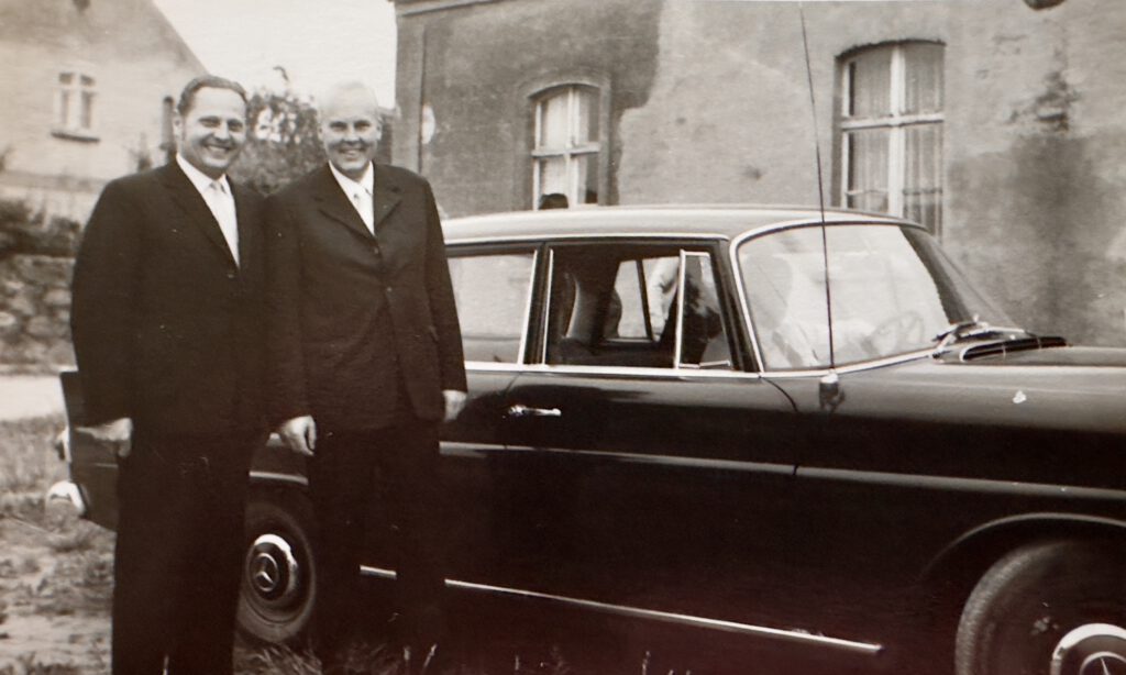Selbst Bischof Gienke (rechts) ist anlässlich der Einweihung des neuen Schieferdachs der Kirche 1964 mit seinem Mercedes vorgefahren. Links ist Pastor Templin.