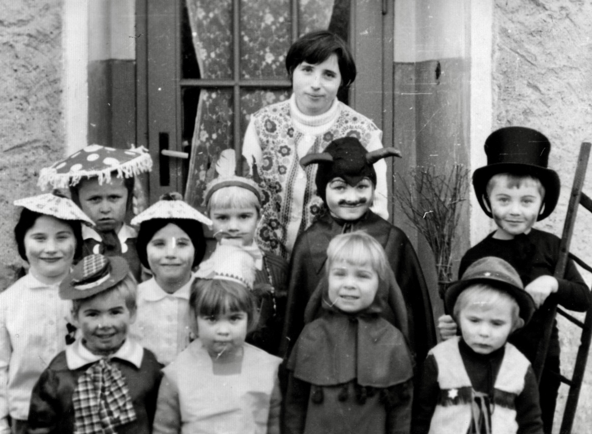 Verkleidete Kindergartenkinder aus dem Jahr 1974.