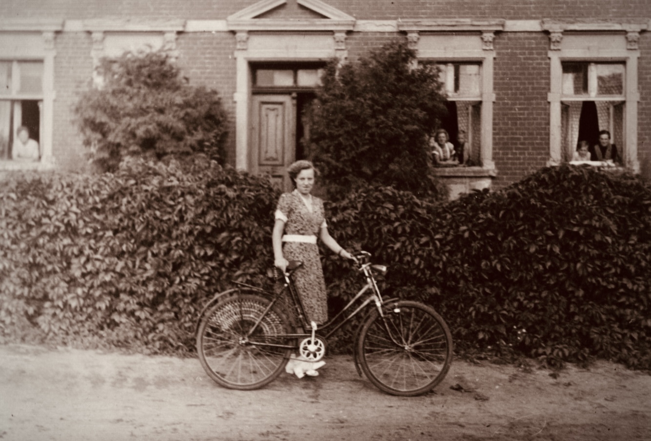 Adelheid Koch vor dem Fröhlich-Haus. In den 50er Jahren.