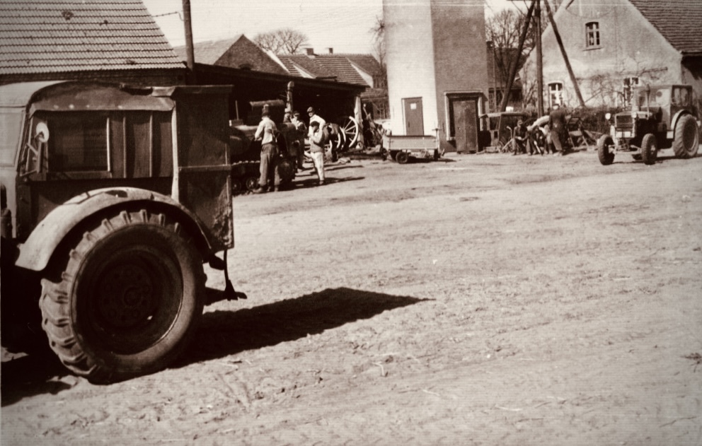 Vor der Schmiede zu LPG-Zeiten.