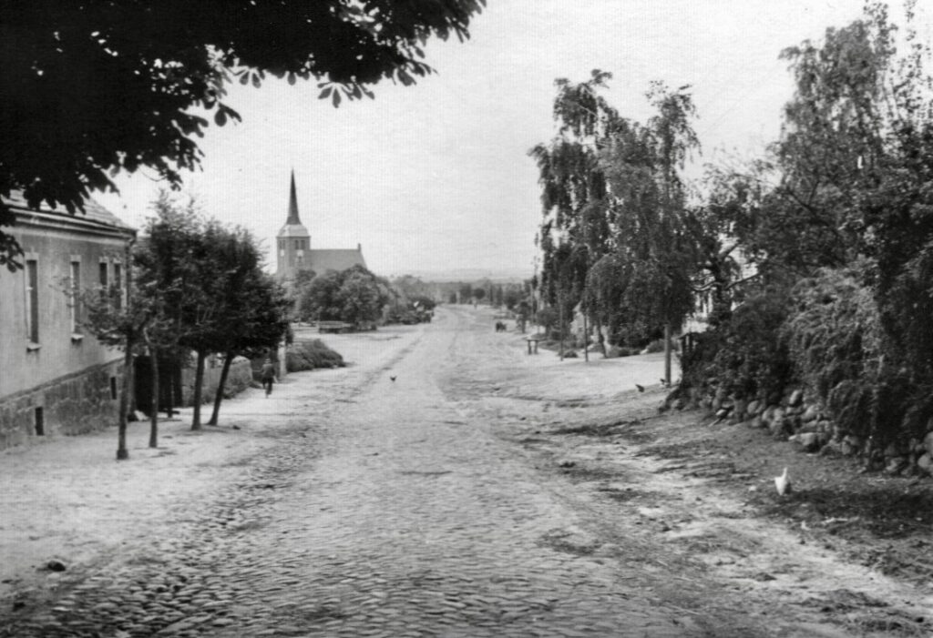 Der Bäckerberg in Luckow von oben, noch mit Kopfsteinplaster.
